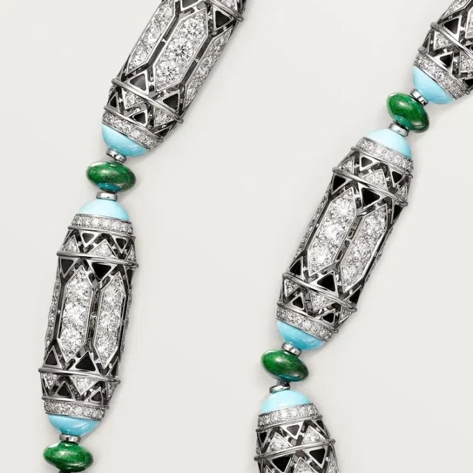 High Jewelry-halskjede – hvitt gull, kalcedon, skarn, turkis, svart lakk, diamanter – Cartier