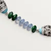 High Jewelry-halskjede – hvitt gull, kalcedon, skarn, turkis, svart lakk, diamanter – Cartier