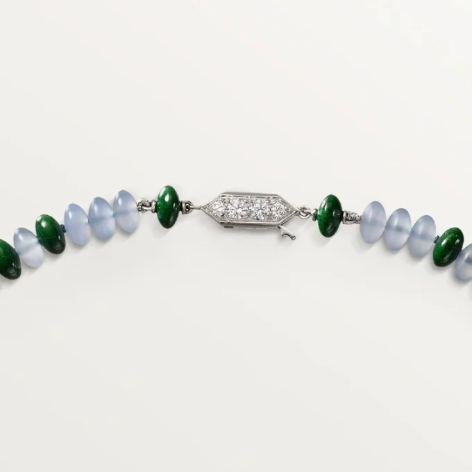 High Jewelry-halskjede – hvitt gull, kalcedon, skarn, turkis, svart lakk, diamanter – Cartier
