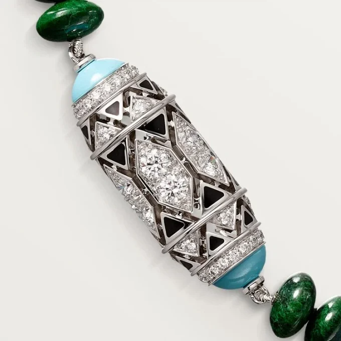 High Jewelry-halskjede – hvitt gull, kalcedon, skarn, turkis, svart lakk, diamanter – Cartier