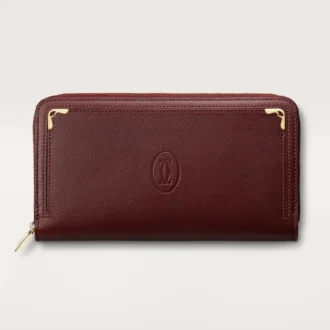 Internasjonal lommebok med glidelås, Must De Cartier – burgunderfarget kalveskinn, gullfinish – Cartier