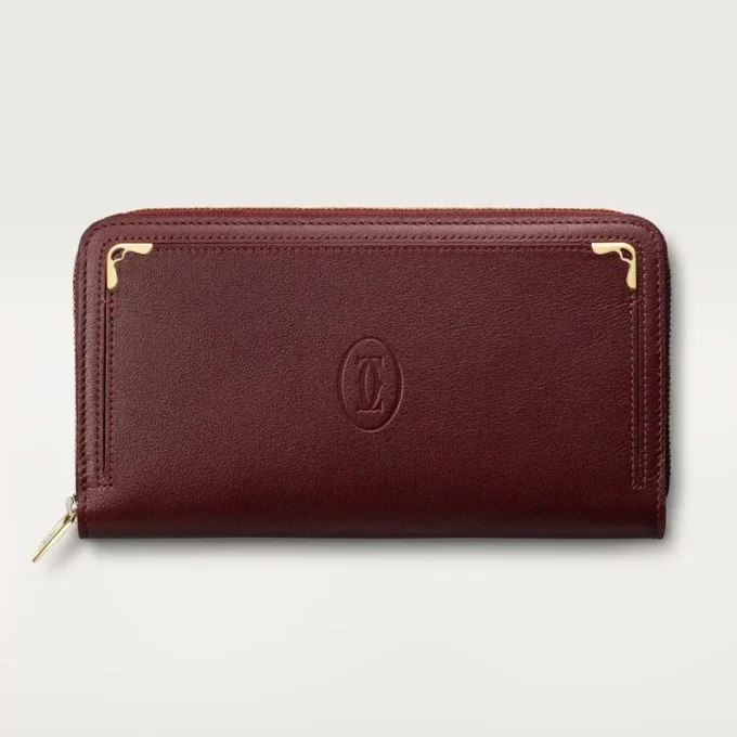Internasjonal lommebok med glidelås, Must De Cartier – burgunderfarget kalveskinn, gullfinish – Cartier