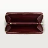 Internasjonal lommebok med glidelås, Must De Cartier – burgunderfarget kalveskinn, gullfinish – Cartier