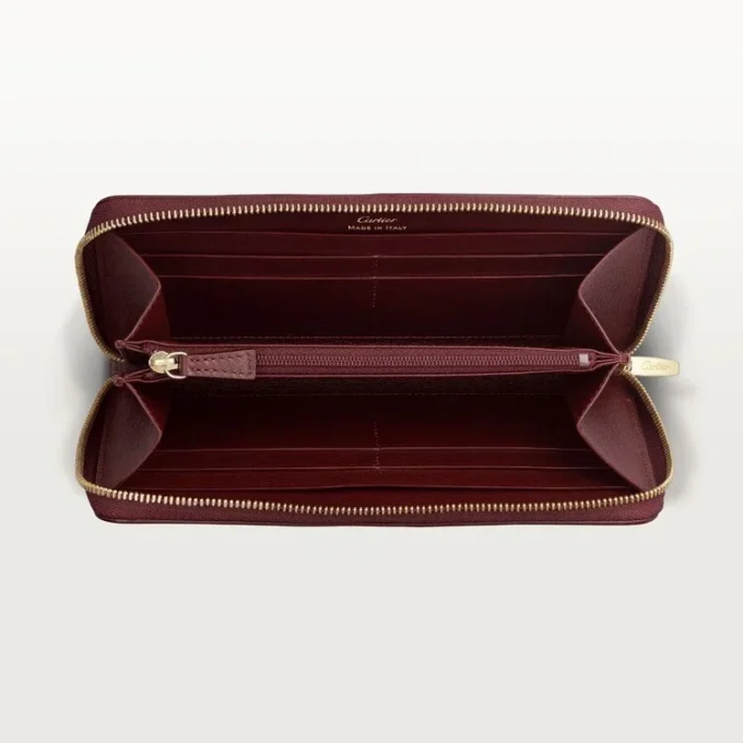 Internasjonal lommebok med glidelås, Must De Cartier – burgunderfarget kalveskinn, gullfinish – Cartier