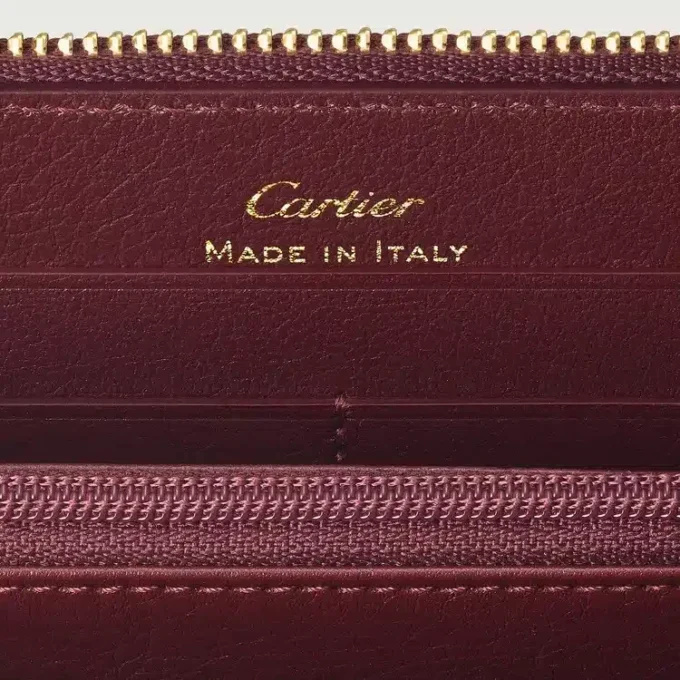 Internasjonal lommebok med glidelås, Must De Cartier – burgunderfarget kalveskinn, gullfinish – Cartier