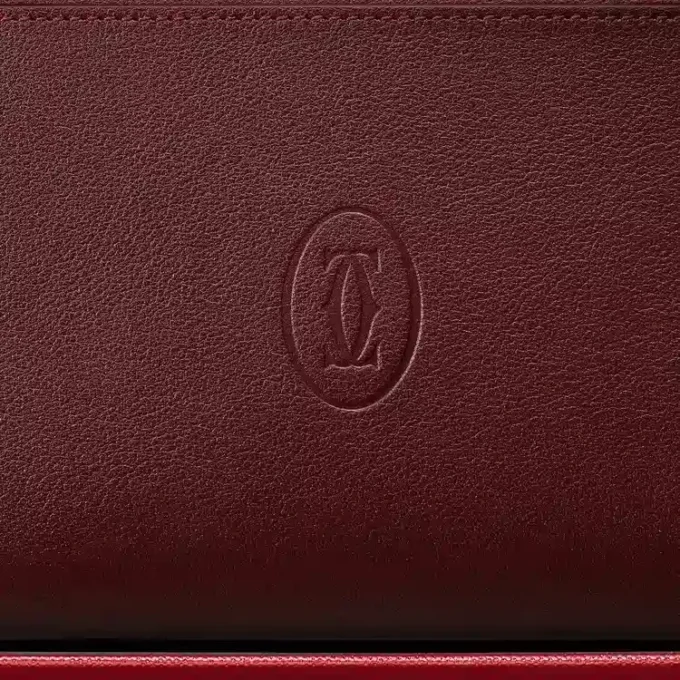Internasjonal lommebok med glidelås, Must De Cartier – burgunderfarget kalveskinn, gullfinish – Cartier