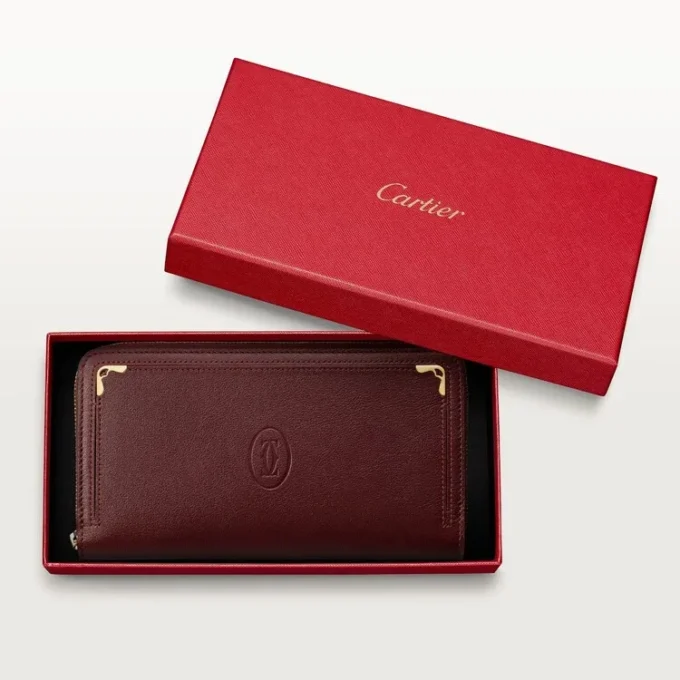 Internasjonal lommebok med glidelås, Must De Cartier – burgunderfarget kalveskinn, gullfinish – Cartier