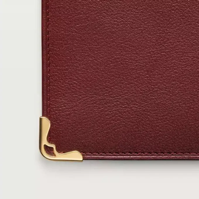 Internasjonal lommebok med sidefolder, Must De Cartier – burgunder kalveskinn, gullfinish – Cartier
