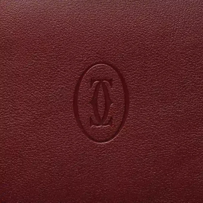 Internasjonal lommebok med sidefolder, Must De Cartier – burgunder kalveskinn, gullfinish – Cartier