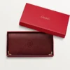 Internasjonal lommebok med sidefolder, Must De Cartier – burgunder kalveskinn, gullfinish – Cartier