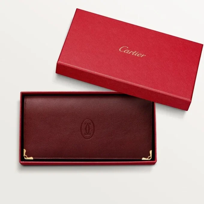 Internasjonal lommebok med sidefolder, Must De Cartier – burgunder kalveskinn, gullfinish – Cartier