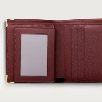 Lommebok med flere lommer, Must De Cartier – burgunderfarget kalveskinn, gullfinish – Cartier