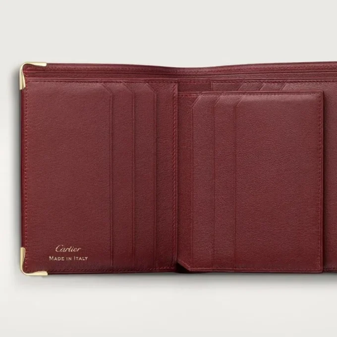 Lommebok med flere lommer, Must De Cartier – burgunderfarget kalveskinn, gullfinish – Cartier