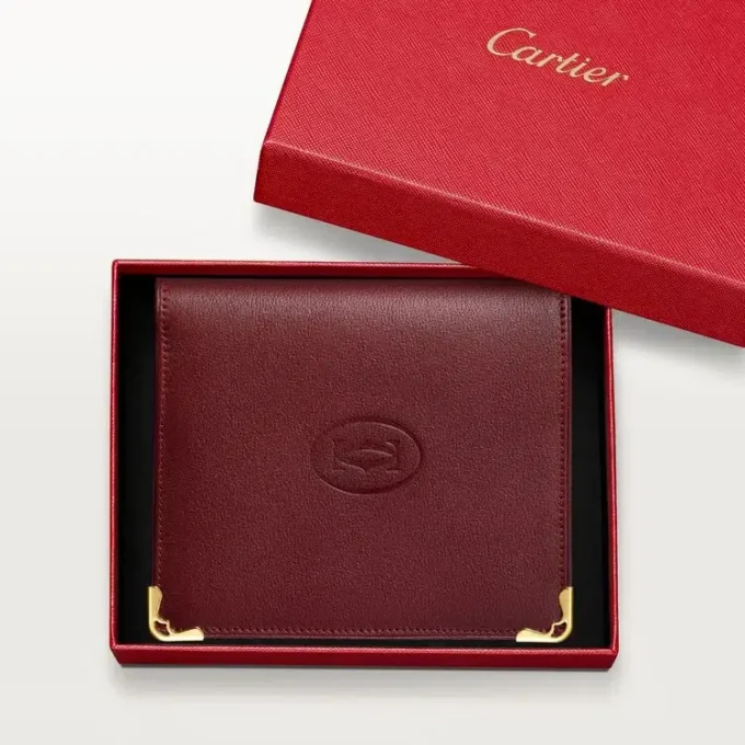 Lommebok med flere lommer, Must De Cartier – burgunderfarget kalveskinn, gullfinish – Cartier