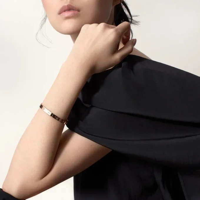 Love-armbånd, klassisk modell