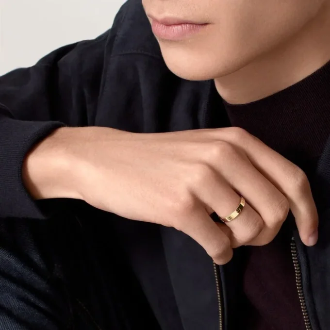 Love-vielsesring i gult gull, liten modell | Cartier Us Love-vielsesring i gult gull, liten modell | Cartier Us