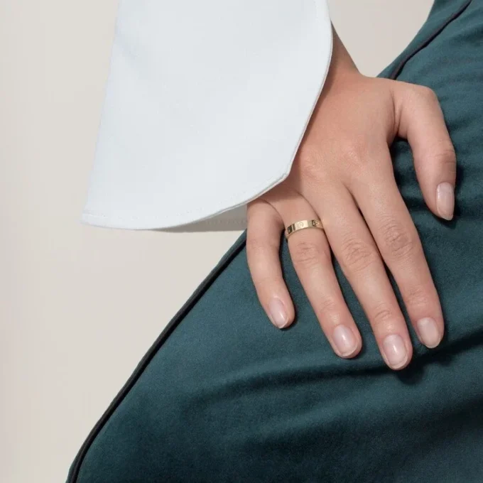 Love-vielsesring i gult gull, liten modell | Cartier Us Love-vielsesring i gult gull, liten modell | Cartier Us