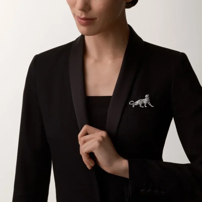 Panthere De Cartier-brosje – hvitt gull, smaragder, onyx, diamanter – Cartier