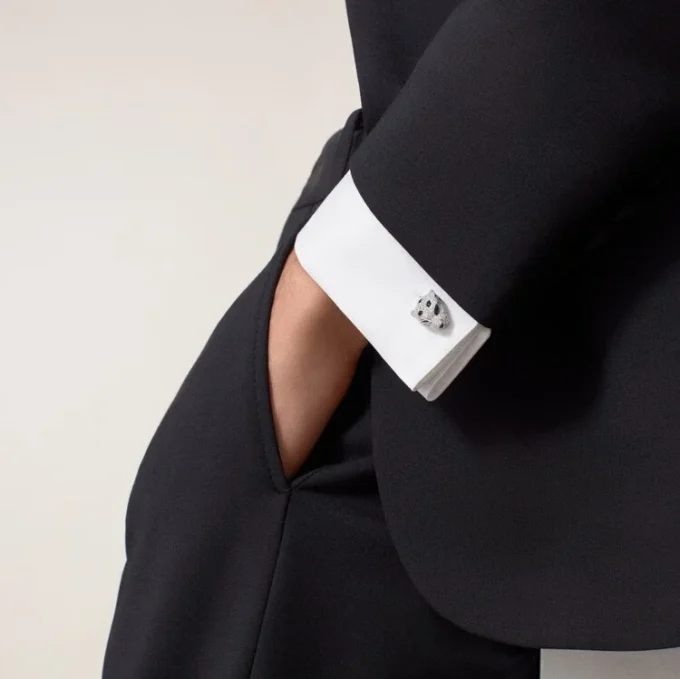 Panthere De Cartier mansjettknapper – rhodinert hvitt gull, diamanter, smaragder, onyx – Cartier